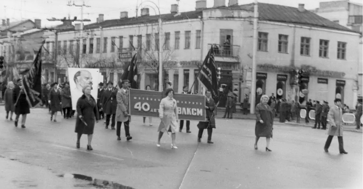 Фабрика 40 лет ВЛКСМ на параде
